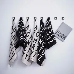 Design Letters Classic Küchenhandtuch 2-er Set, Schwarz -Kindertextilien Verkäufe design letters classic kitchen towel 2 pack 1 1