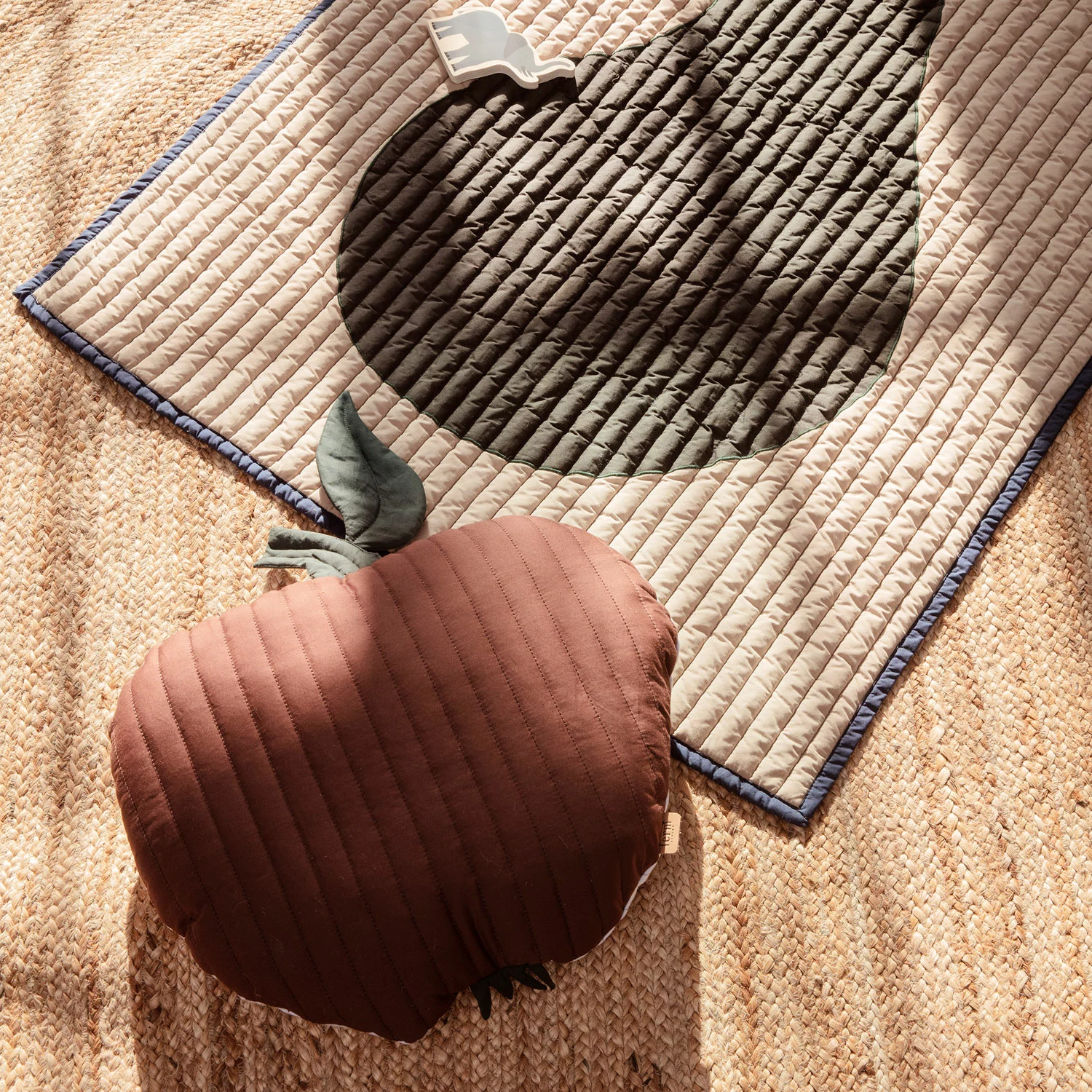 Ferm Living Kids Apple Kissen Gesteppt, Cinnamon 2 Ferm Living Kids Apple Kissen Gesteppt, Cinnamon – Bild 2