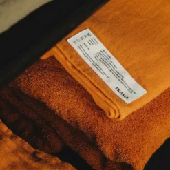 Frama Light Towel Handtuch 50x80 Cm, Burnt Orange -Kindertextilien Verkäufe frama light towel i hand i burnt orange 4 scaled