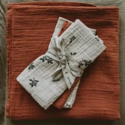 Garbo & Friends Blueberry Muslin Spucktücher 3-er Set, 40X40 Cm 7 Garbo & Friends Blueberry Muslin Spucktücher 3-er Set, 40X40 Cm -Kindertextilien Verkäufe garbo friends blueberry muslin burp cloths 3 pack 40x40 cm 0