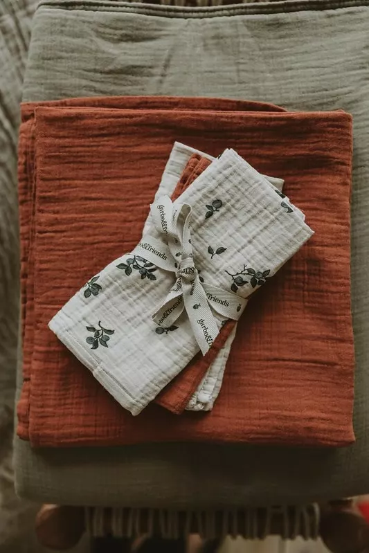 Garbo & Friends Blueberry Muslin Spucktücher 3-er Set, 40X40 Cm 4 Garbo & Friends Blueberry Muslin Spucktücher 3-er Set, 40X40 Cm – Bild 4