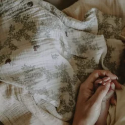 Garbo & Friends Pomegranate Decke Musselin, 110x110 Cm -Kindertextilien Verkäufe garbo friends pomegranate muslin swaddle blanket 3