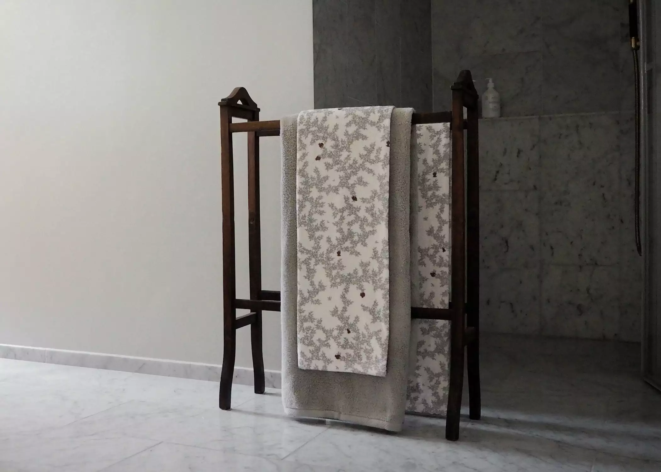 Garbo & Friends Pomegranate Badetuch, 70x140 Cm 3 Garbo & Friends Pomegranate Badetuch, 70x140 Cm – Bild 3