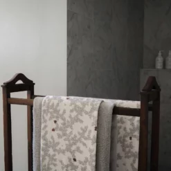 Garbo & Friends Pomegranate Badetuch, 70x140 Cm 8 Garbo & Friends Pomegranate Badetuch, 70x140 Cm -Kindertextilien Verkäufe garbo friends pomegranate terry bath towel 3