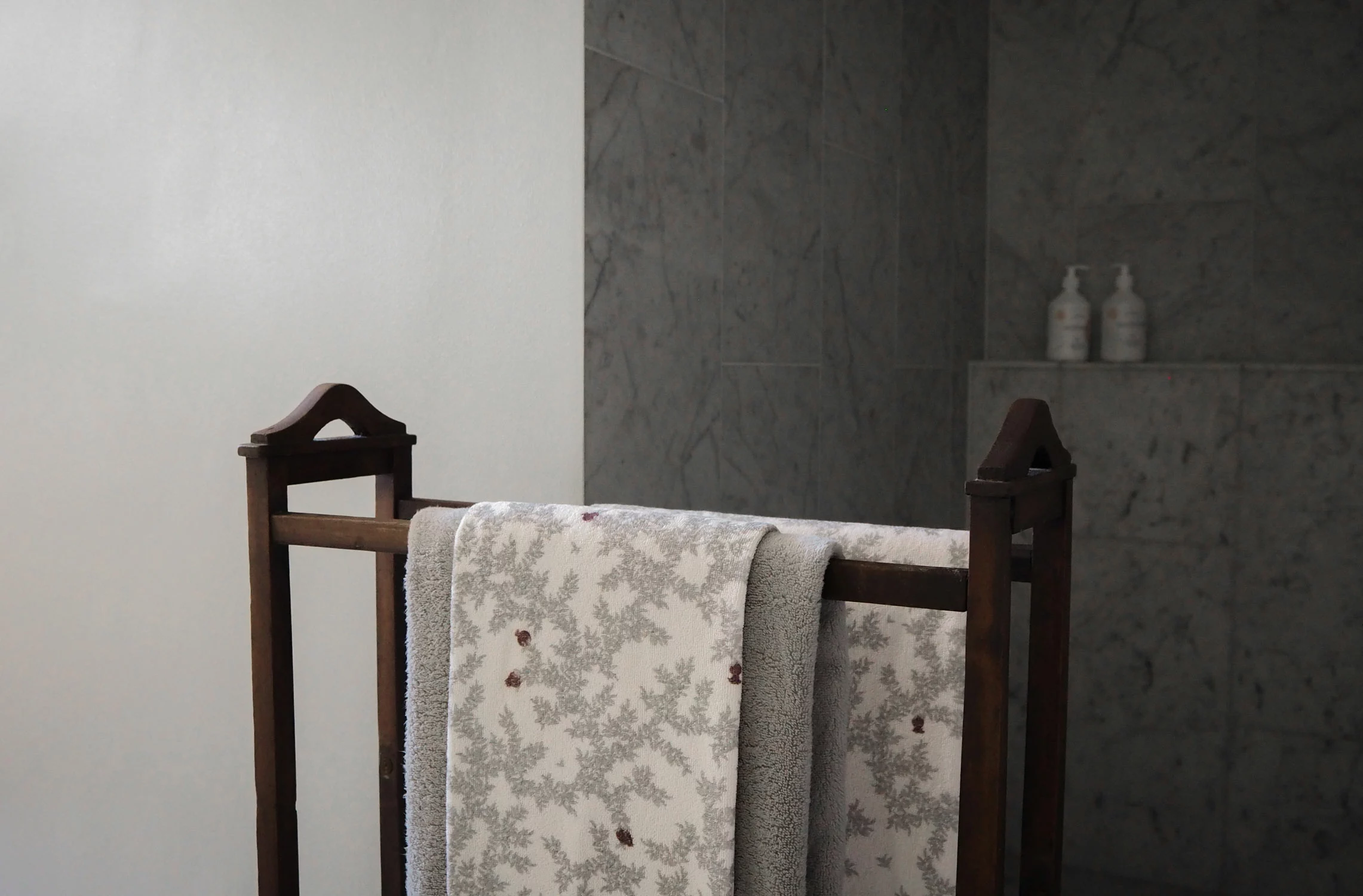 Garbo & Friends Pomegranate Badetuch, 70x140 Cm 4 Garbo & Friends Pomegranate Badetuch, 70x140 Cm – Bild 4