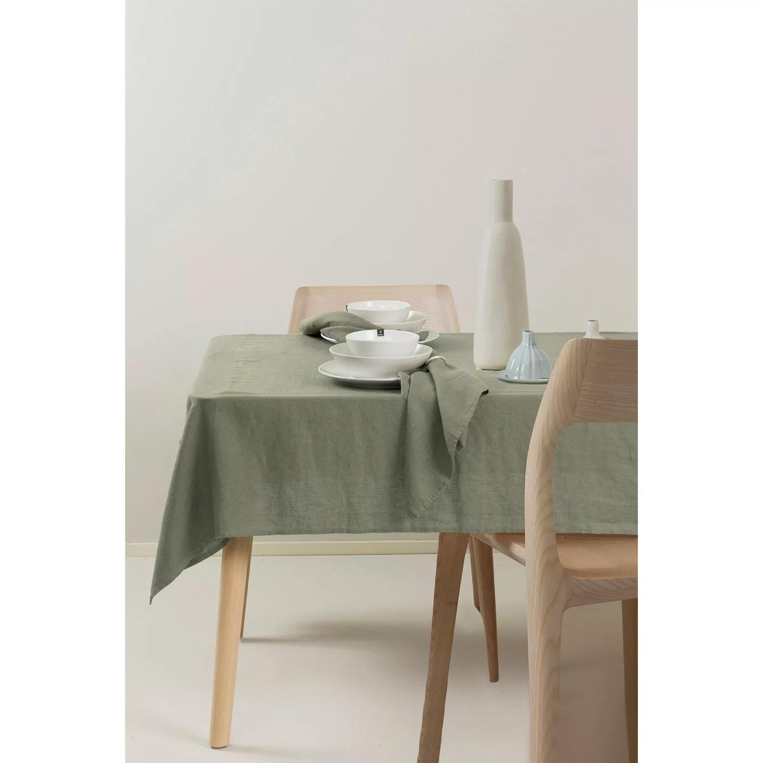 Himla Sunshine Tischdecke 145x330 Cm, Sage 2 Himla Sunshine Tischdecke 145x330 Cm, Sage – Bild 2