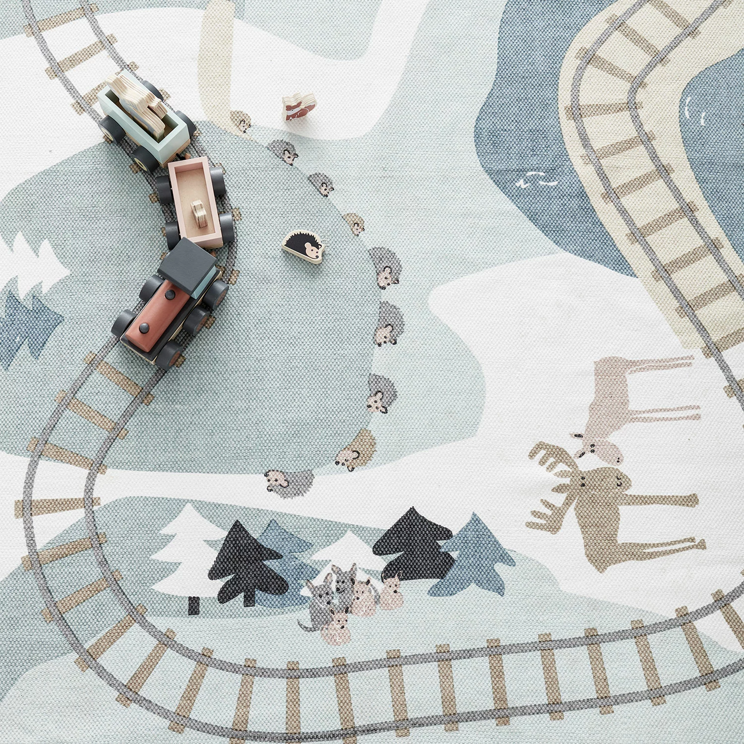 Kids Concept Edvin Waldteppich 130x170cm 2 Kids Concept Edvin Waldteppich 130x170cm – Bild 2