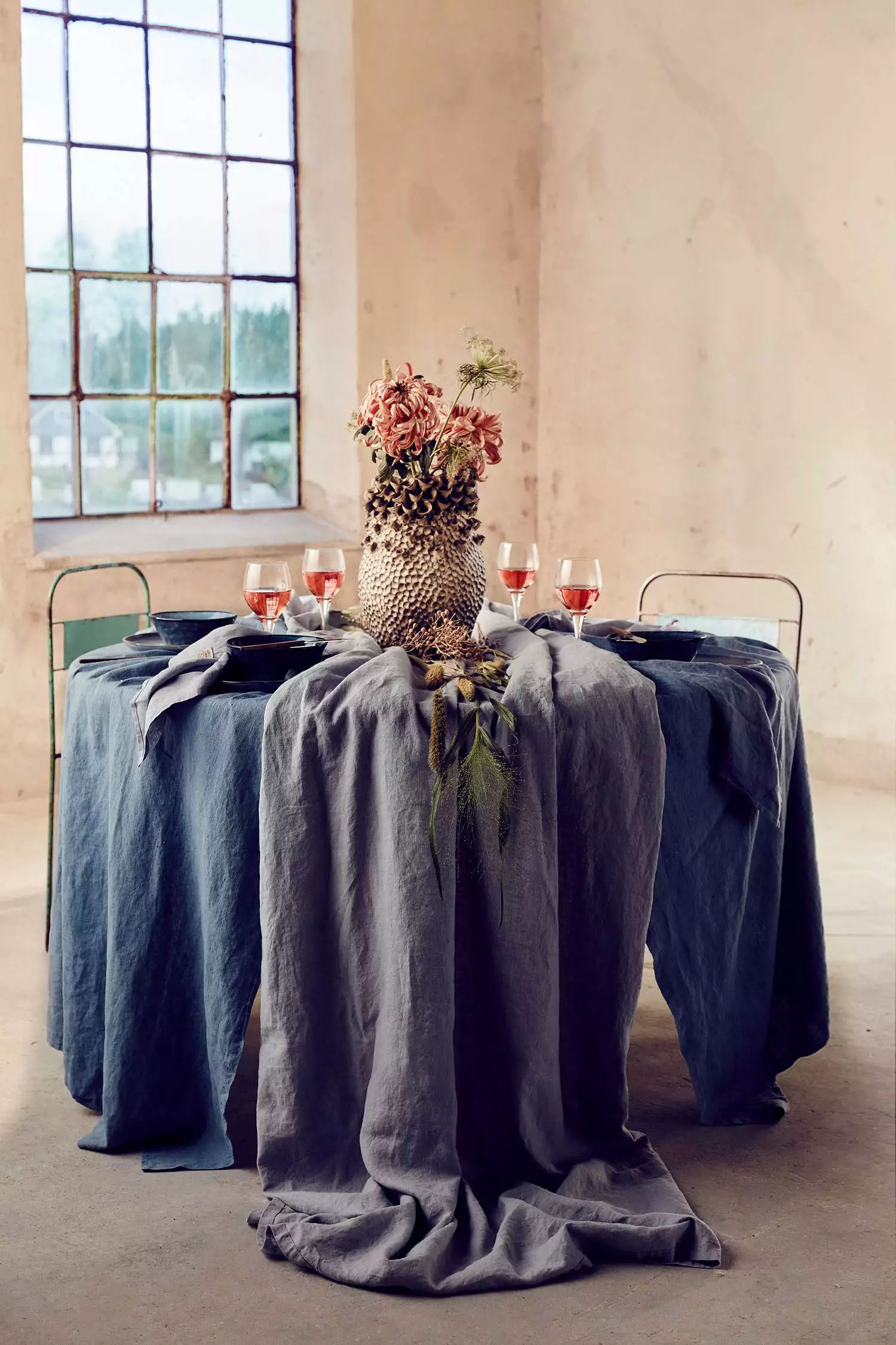 Lovely Linen Classic Runde Tischdecke Ø170 Cm, Grafitfarben 2 Lovely Linen Classic Runde Tischdecke Ø170 Cm, Grafitfarben – Bild 2