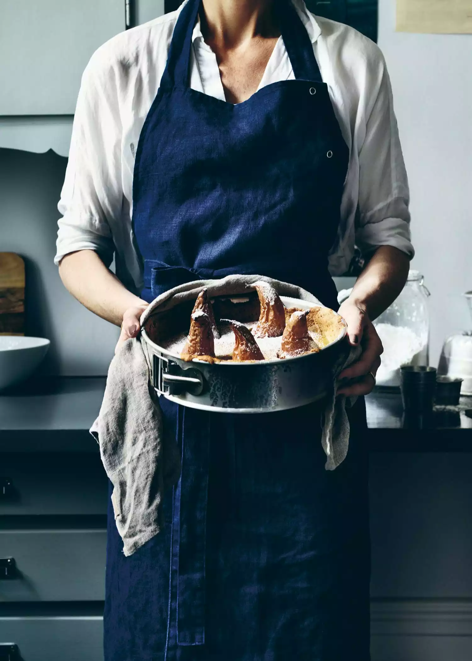 Lovely Linen Lovely Button Apron Jeep Green Schürze Chocolate 2 Lovely Linen Lovely Button Apron Jeep Green Schürze Chocolate – Bild 2