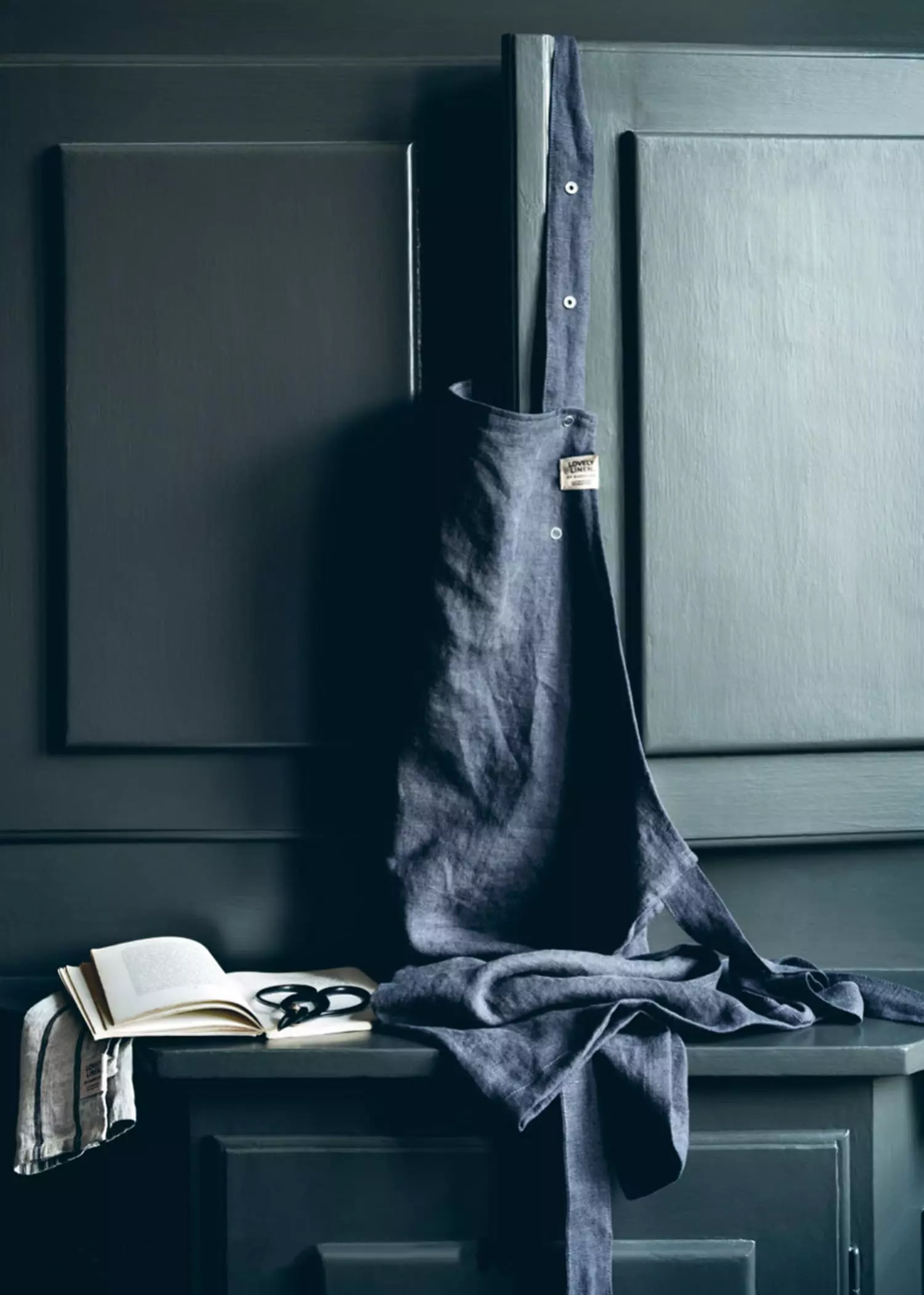 Lovely Linen Lovely Button Apron Jeep Green Schürze Chocolate 3 Lovely Linen Lovely Button Apron Jeep Green Schürze Chocolate – Bild 3