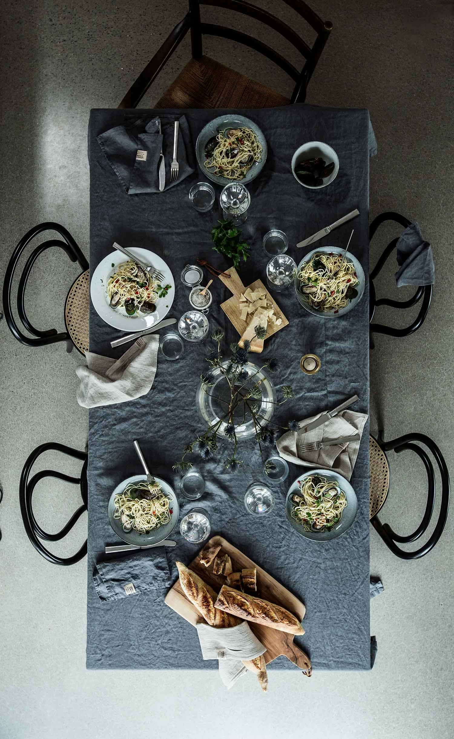 Lovely Linen Lovely Tischdecke 145x250 Cm, Dunkelgrau 2 Lovely Linen Lovely Tischdecke 145x250 Cm, Dunkelgrau – Bild 2