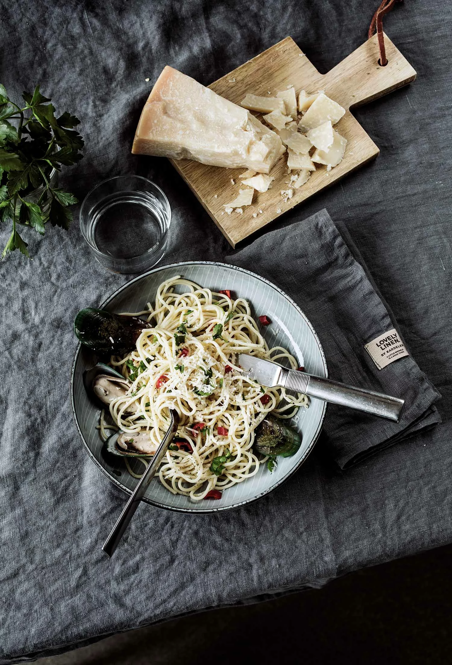 Lovely Linen Lovely Tischdecke 145x300 Cm, Dunkelgrau 2 Lovely Linen Lovely Tischdecke 145x300 Cm, Dunkelgrau – Bild 2