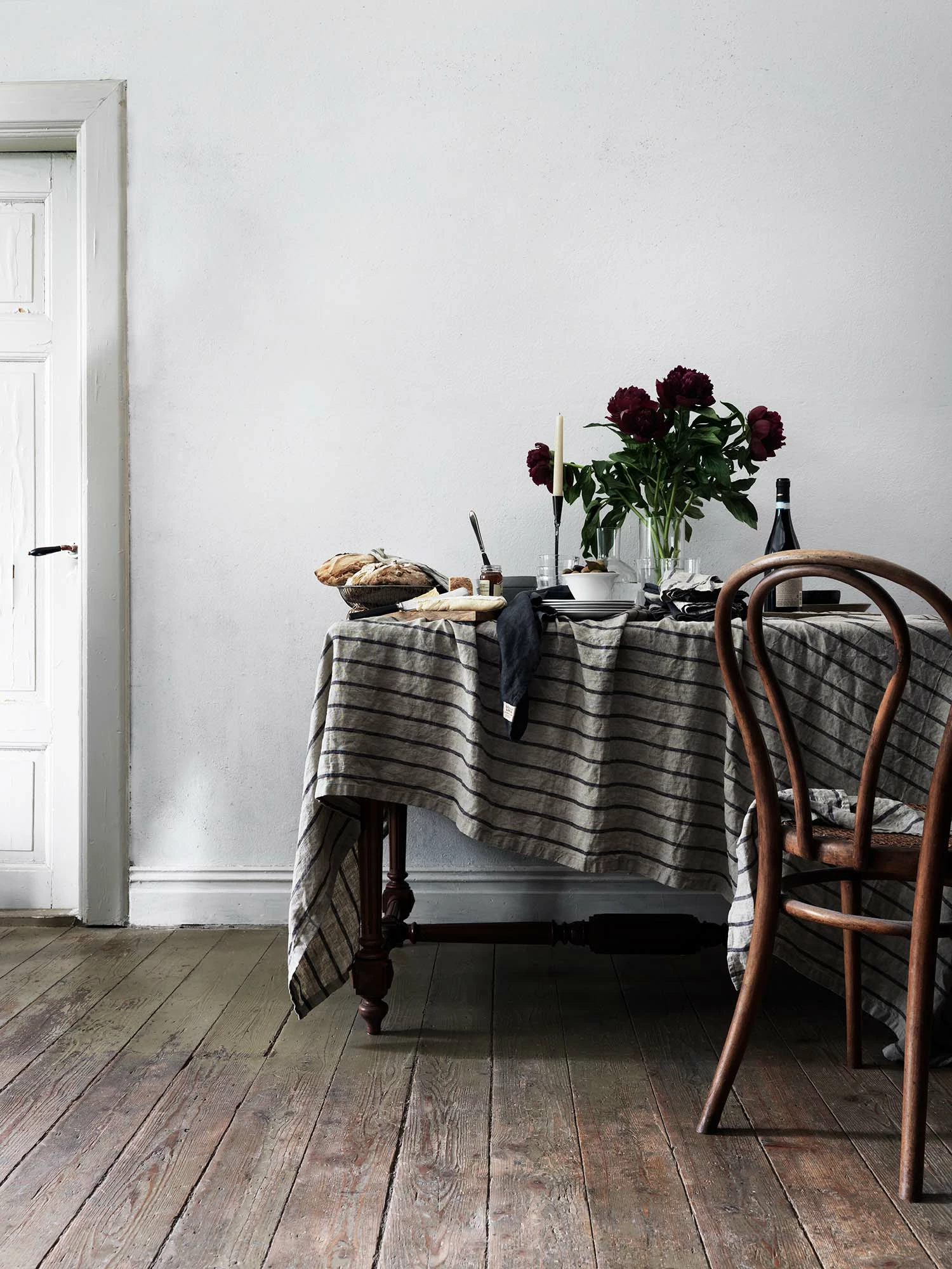 Lovely Linen Misty Tischdecke, Gestreiftes Muster 145x300 Cm, Black Stripe 2 Lovely Linen Misty Tischdecke, Gestreiftes Muster 145x300 Cm, Black Stripe – Bild 2