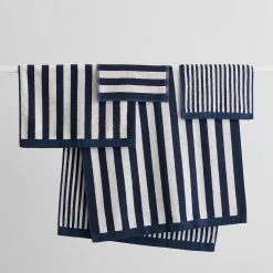 Marimekko Kaksi Raitaa Gästehandtuch Sand / Dunkelblau, 30x50 Cm -Kindertextilien Verkäufe marimekko kaksi raitaa handtuch sand dunkelblau 12 1