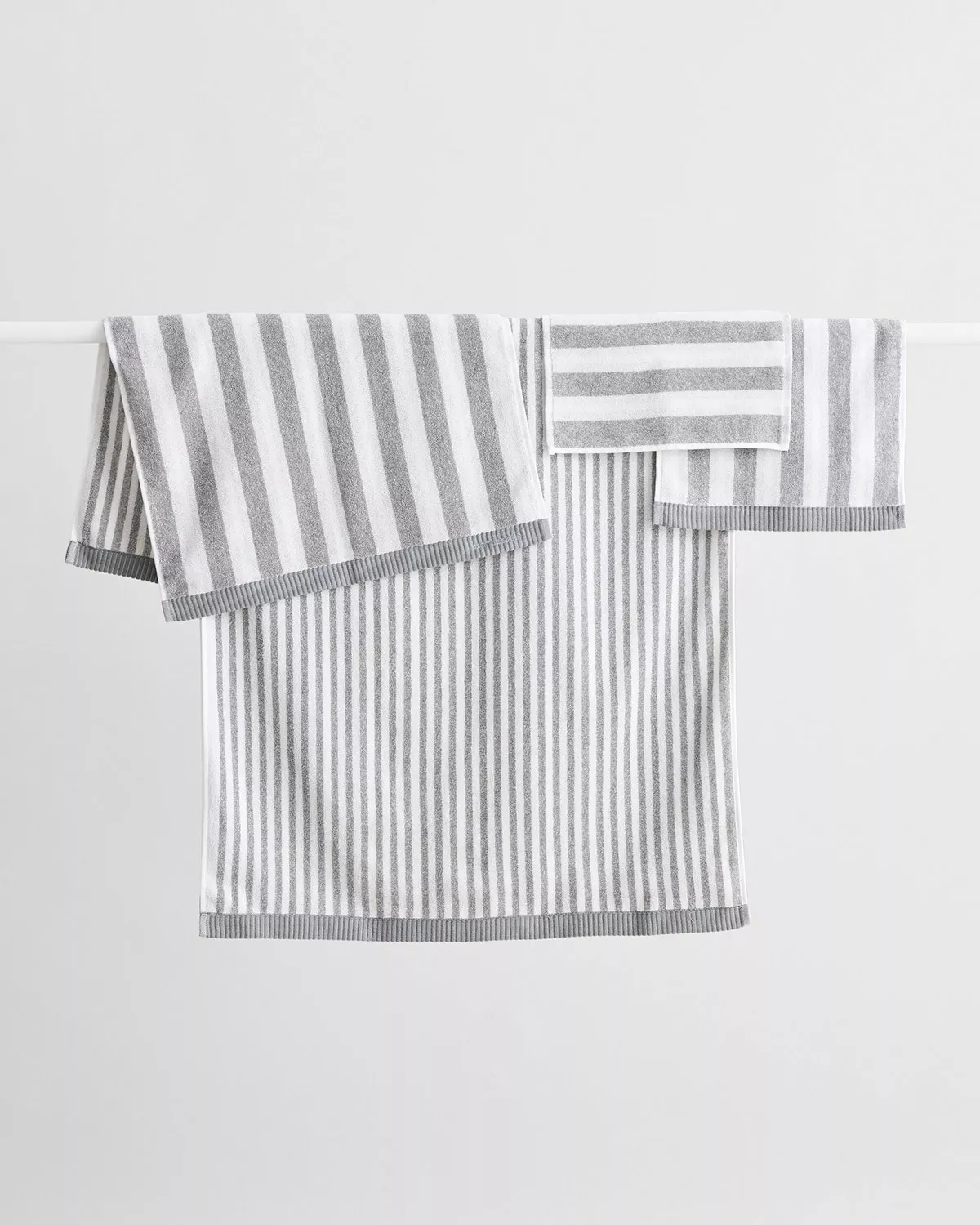 Marimekko Kaksi Raitaa Badetuch Weiß / Grau, 70x150 Cm 3 Marimekko Kaksi Raitaa Badetuch Weiß / Grau, 70x150 Cm – Bild 3