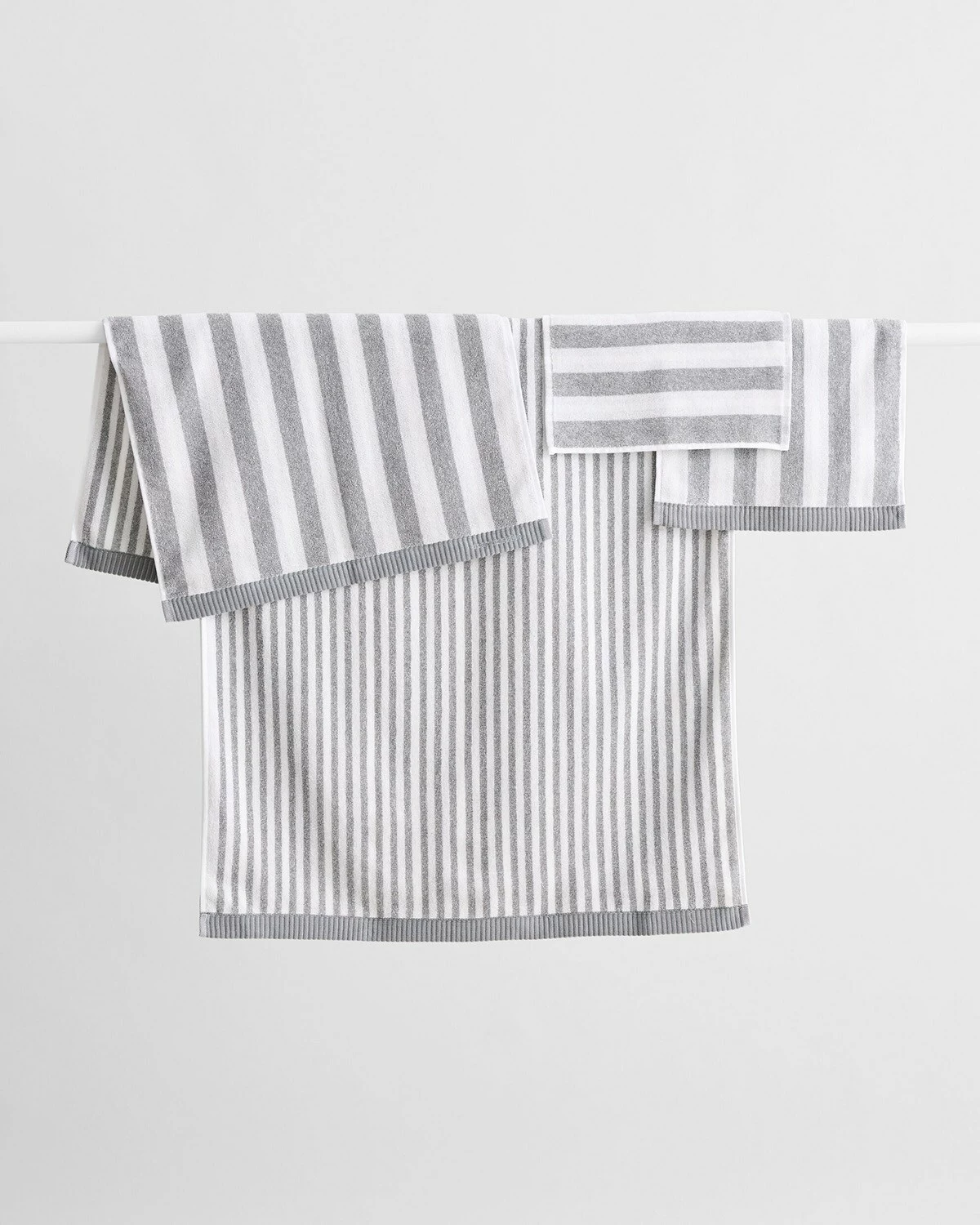 Marimekko Kaksi Raitaa Gästehandtuch Weiß / Grau, 30x50 Cm 3 Marimekko Kaksi Raitaa Gästehandtuch Weiß / Grau, 30x50 Cm – Bild 3