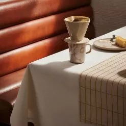 Marimekko Pieni Tiiliskivi Tischläufer 47x150 Cm, Leinen/Gold 3 Marimekko Pieni Tiiliskivi Tischläufer 47x150 Cm, Leinen/Gold -Kindertextilien Verkäufe marimekko pieni tiiliskivi tischlaufer 47x150 cm charcoal beige 1