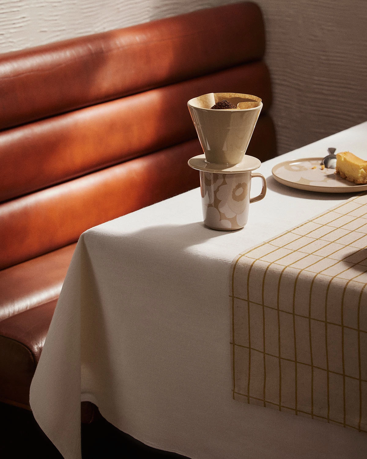 Marimekko Pieni Tiiliskivi Tischläufer 47x150 Cm, Leinen/Gold 2 Marimekko Pieni Tiiliskivi Tischläufer 47x150 Cm, Leinen/Gold – Bild 2