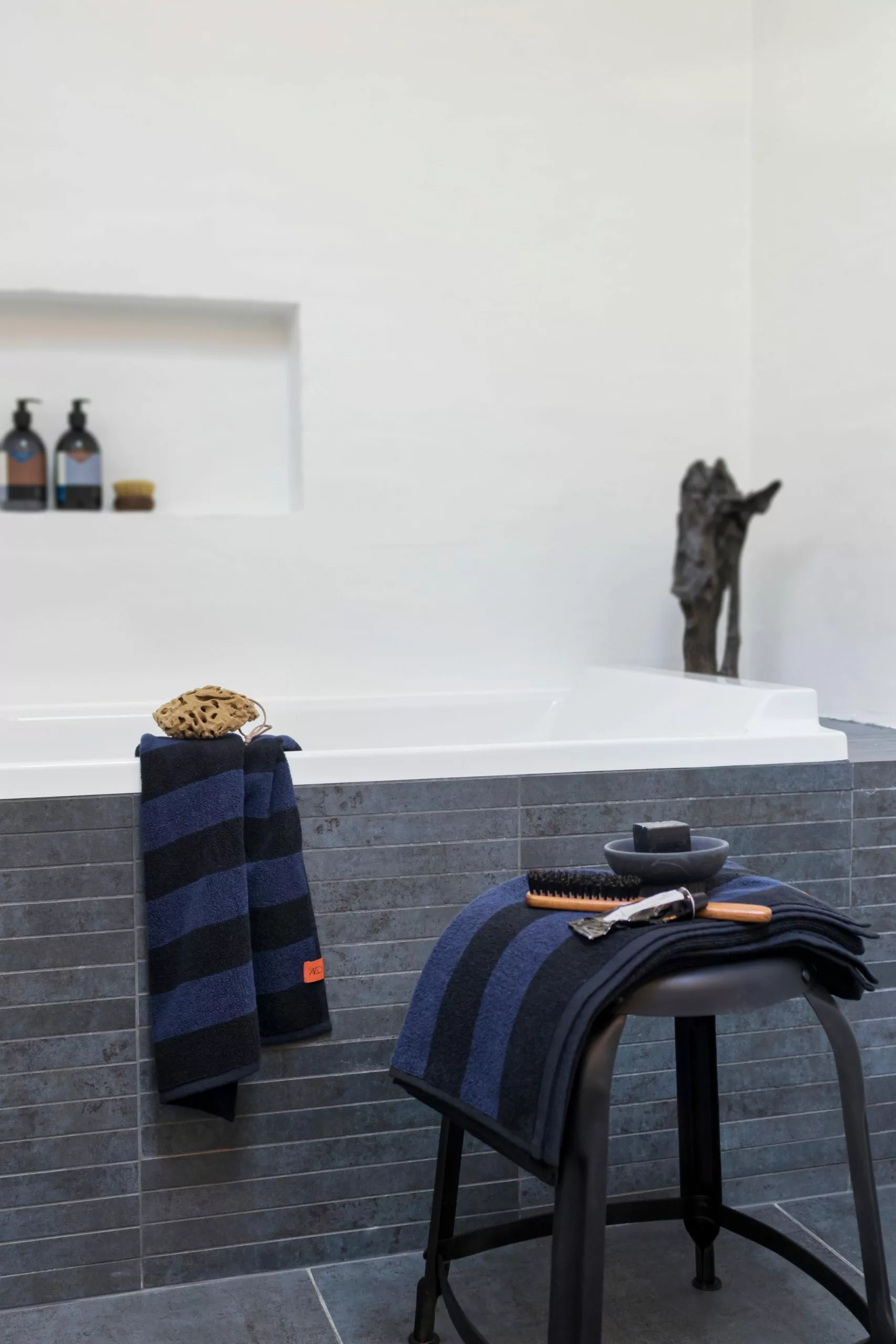 Mette Ditmer Aros Handtuch Midnight Blue 2-er Set, 35x55 Cm 3 Mette Ditmer Aros Handtuch Midnight Blue 2-er Set, 35x55 Cm – Bild 3