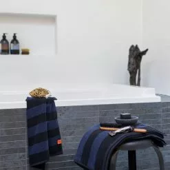 Mette Ditmer Aros Handtuch Midnight Blue, 50x90 Cm -Kindertextilien Verkäufe mette ditmer aros handtuch midnight blue 1 scaled