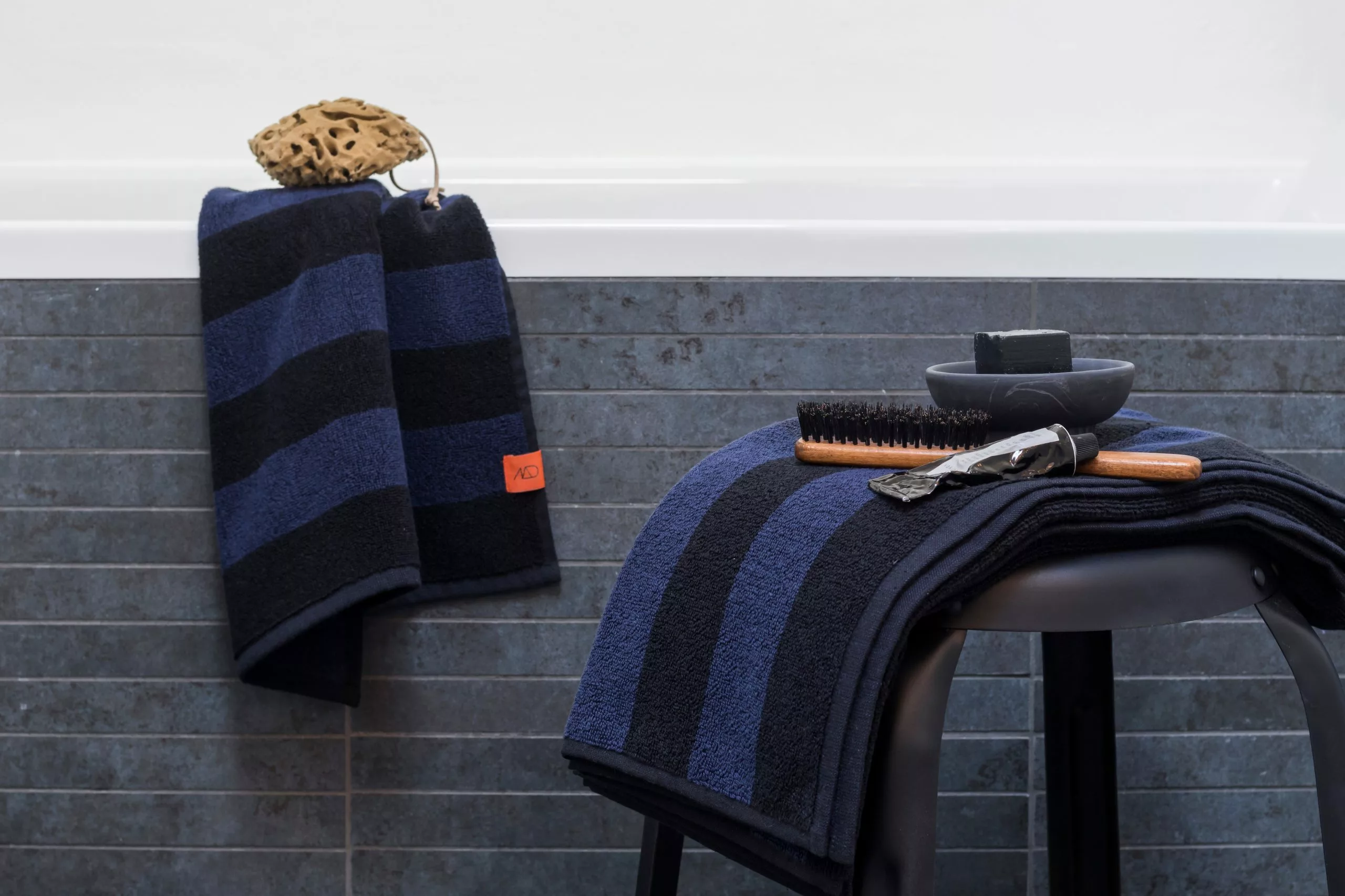 Mette Ditmer Aros Handtuch Midnight Blue 2-er Set, 35x55 Cm 4 Mette Ditmer Aros Handtuch Midnight Blue 2-er Set, 35x55 Cm – Bild 4