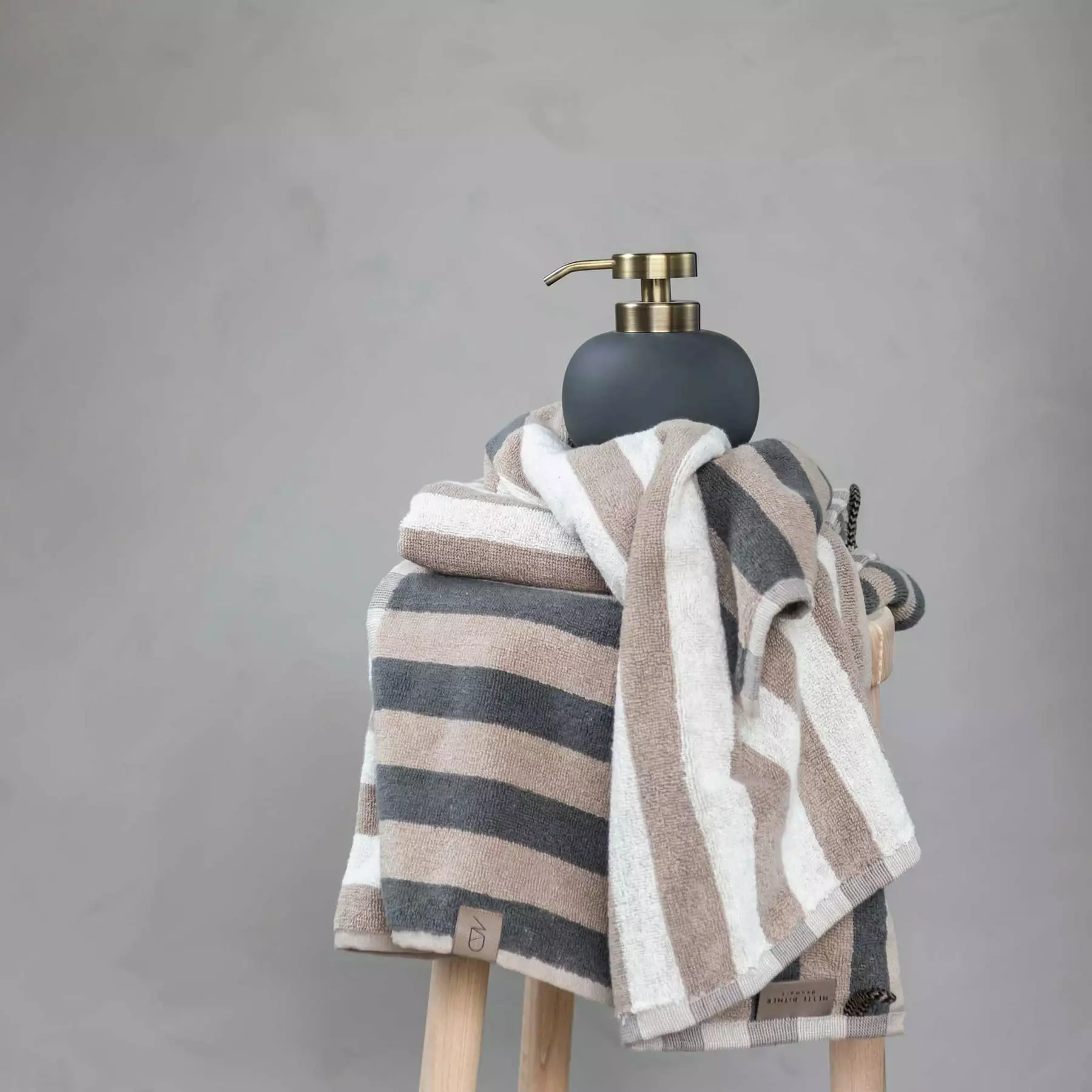 Mette Ditmer Disorder Handtuch 70x133 Cm, Off-white 2 Mette Ditmer Disorder Handtuch 70x133 Cm, Off-white – Bild 2