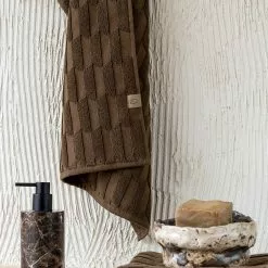 Mette Ditmer Geo Handtuch Chocolate, 70x133 Cm -Kindertextilien Verkäufe mette ditmer geo guest towel w40xl55 cm chocolate 12