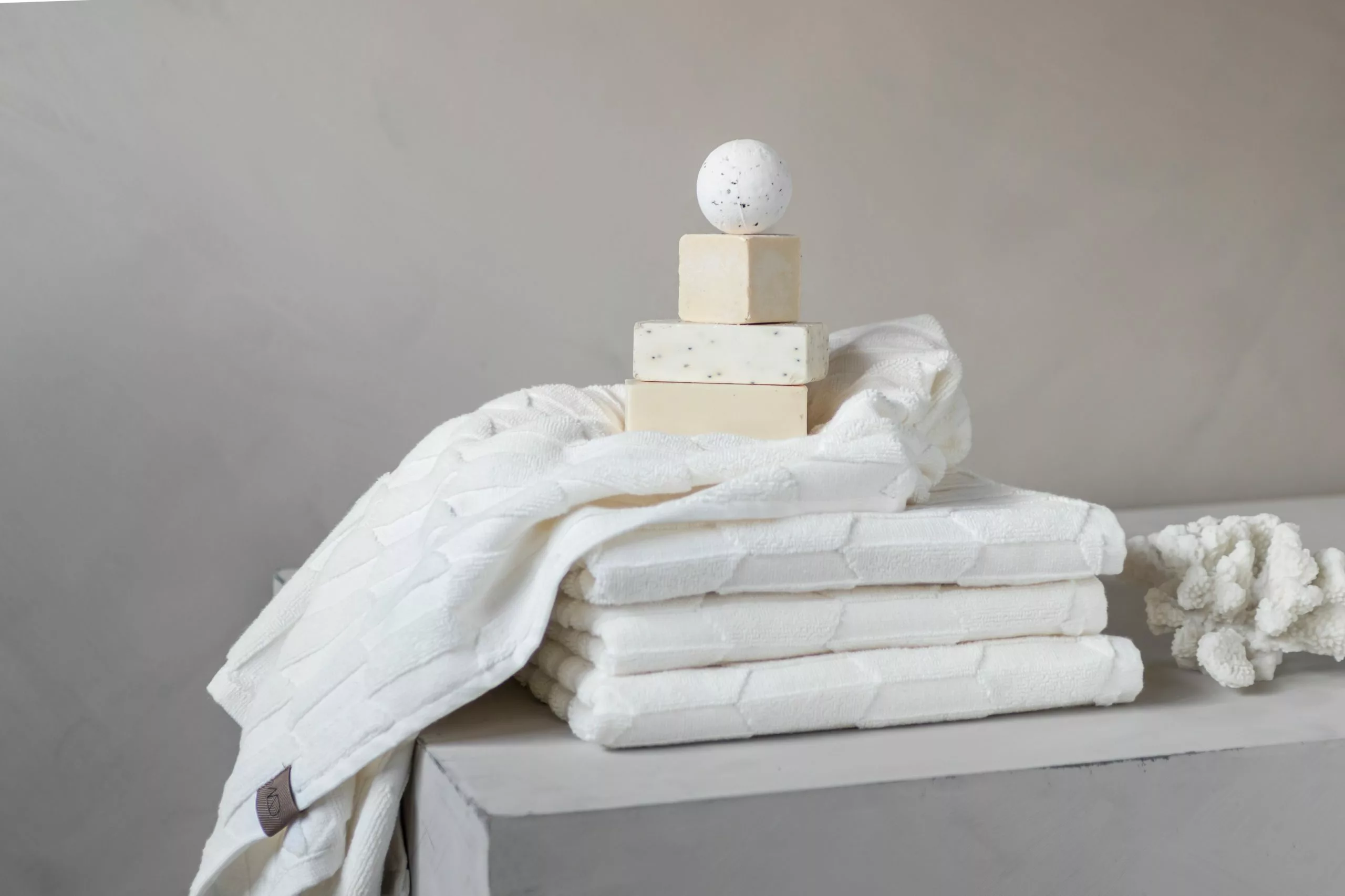 Mette Ditmer Geo Handtuch Off-white, 70x133 Cm 2 Mette Ditmer Geo Handtuch Off-white, 70x133 Cm – Bild 2