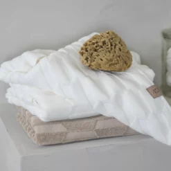 Mette Ditmer Geo Handtuch Off-white, 70x133 Cm 6 Mette Ditmer Geo Handtuch Off-white, 70x133 Cm -Kindertextilien Verkäufe mette ditmer geo handtuch off white 2 1 scaled