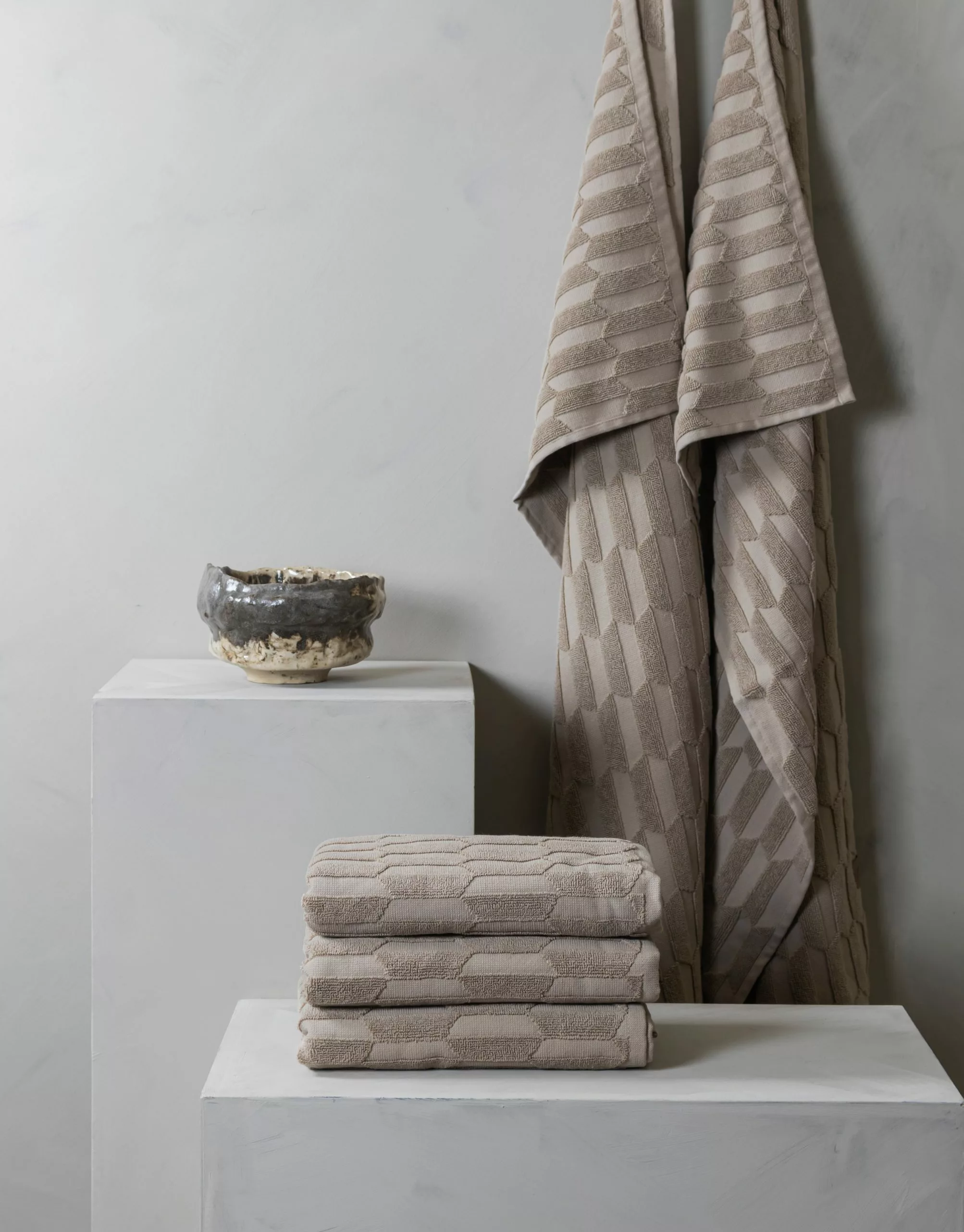 Mette Ditmer Geo Handtuch Sand, 50x95 Cm 2 Mette Ditmer Geo Handtuch Sand, 50x95 Cm – Bild 2