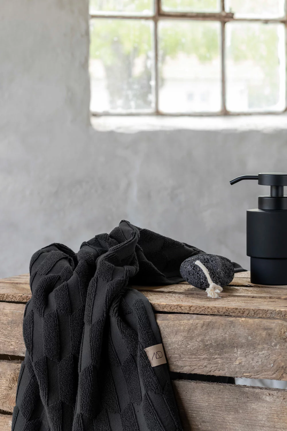 Mette Ditmer GEO Handtuch Schwarz, 70x135 Cm 2 Mette Ditmer GEO Handtuch Schwarz, 70x135 Cm – Bild 2