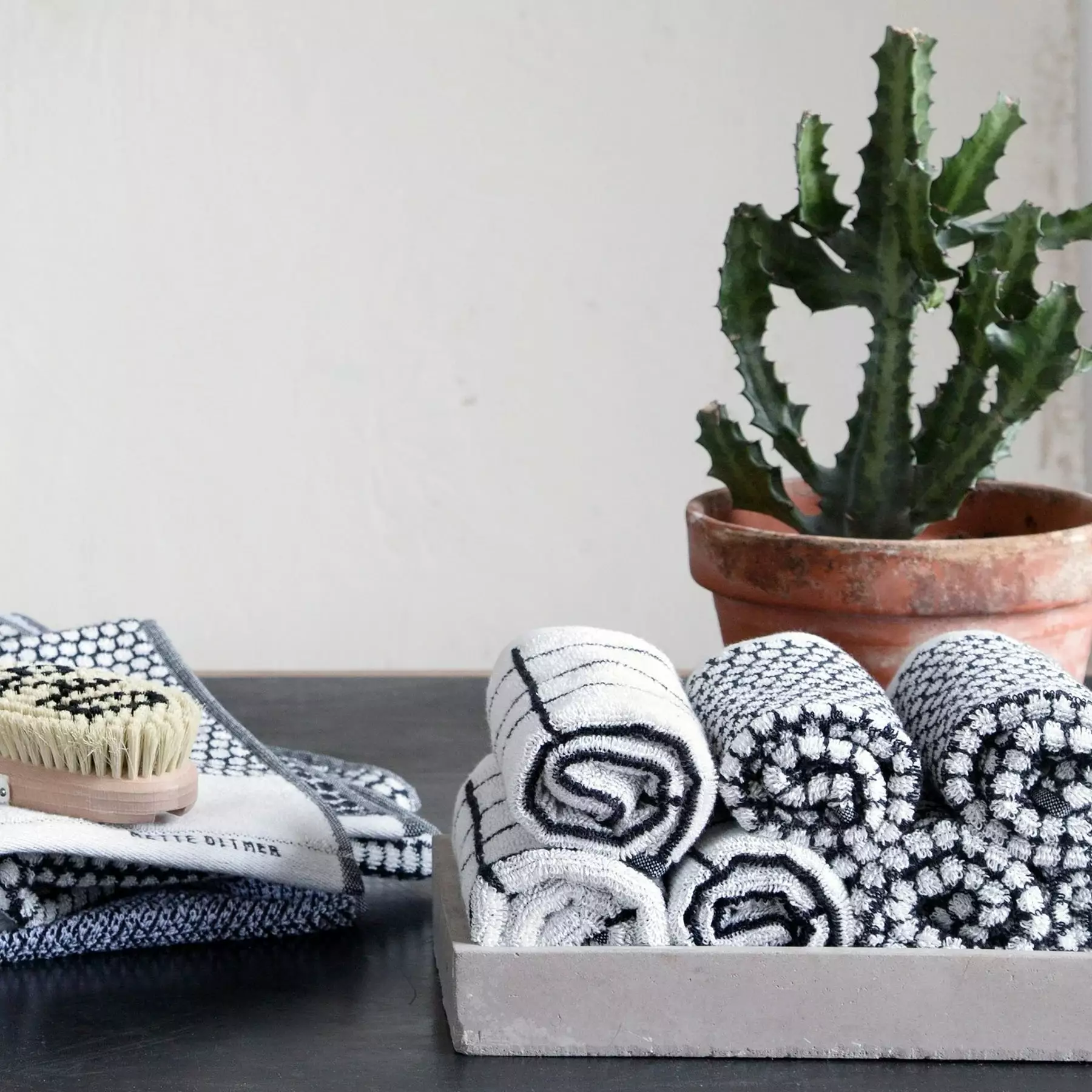 Mette Ditmer Grid Handtuch 38x60 Cm 2-er Set, Schwarz / Altweiß 2 Mette Ditmer Grid Handtuch 38x60 Cm 2-er Set, Schwarz / Altweiß – Bild 2