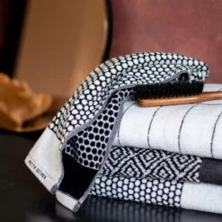 Mette Ditmer Grid Handtuch 38x60 Cm 2-er Set, Schwarz / Altweiß 7 Mette Ditmer Grid Handtuch 38x60 Cm 2-er Set, Schwarz / Altweiß -Kindertextilien Verkäufe mette ditmer grid 3