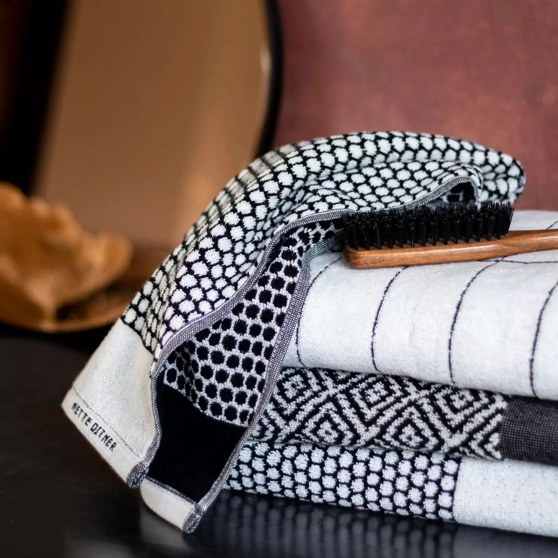Mette Ditmer Grid Handtuch 38x60 Cm 2-er Set, Schwarz / Altweiß 4 Mette Ditmer Grid Handtuch 38x60 Cm 2-er Set, Schwarz / Altweiß – Bild 4