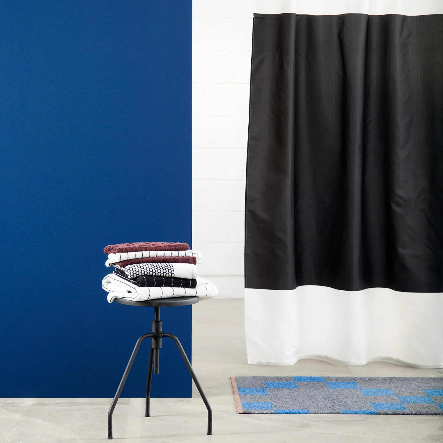 Mette Ditmer Grid Handtuch Schwarz/Off-White, 30x60cm 2 Mette Ditmer Grid Handtuch Schwarz/Off-White, 30x60cm – Bild 2