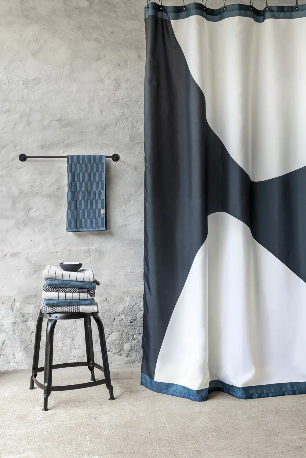 Mette Ditmer ROCK Duschvorhang, Schwarz 2 Mette Ditmer ROCK Duschvorhang, Schwarz – Bild 2