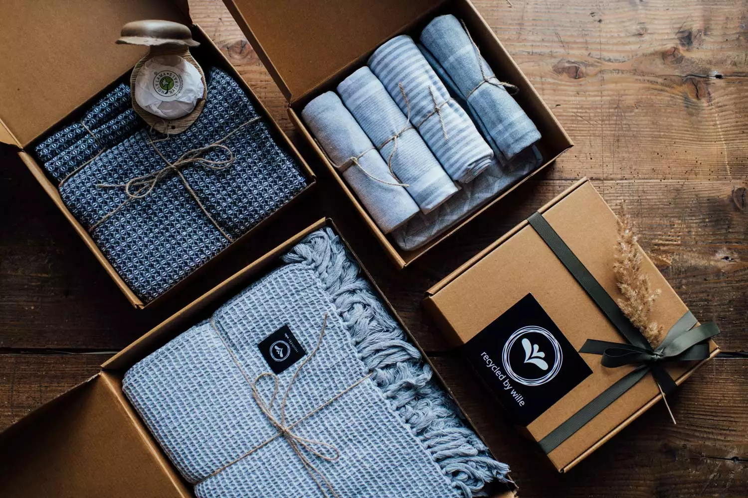 Recycled By Wille Geschenkset Küche 4 Küchenhandtücher + 2 Topflappen, Dunkelgrau 2 Recycled By Wille Geschenkset Küche 4 Küchenhandtücher + 2 Topflappen, Dunkelgrau – Bild 2