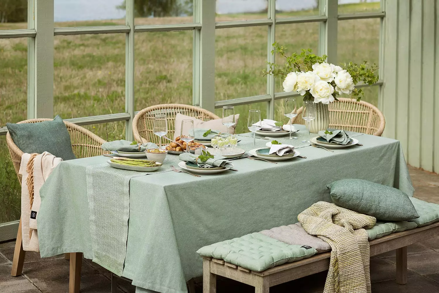 Recycled By Wille Hedvig Tischdecke Behandelt 140x310 Cm Chambray, Grün 2 Recycled By Wille Hedvig Tischdecke Behandelt 140x310 Cm Chambray, Grün – Bild 2