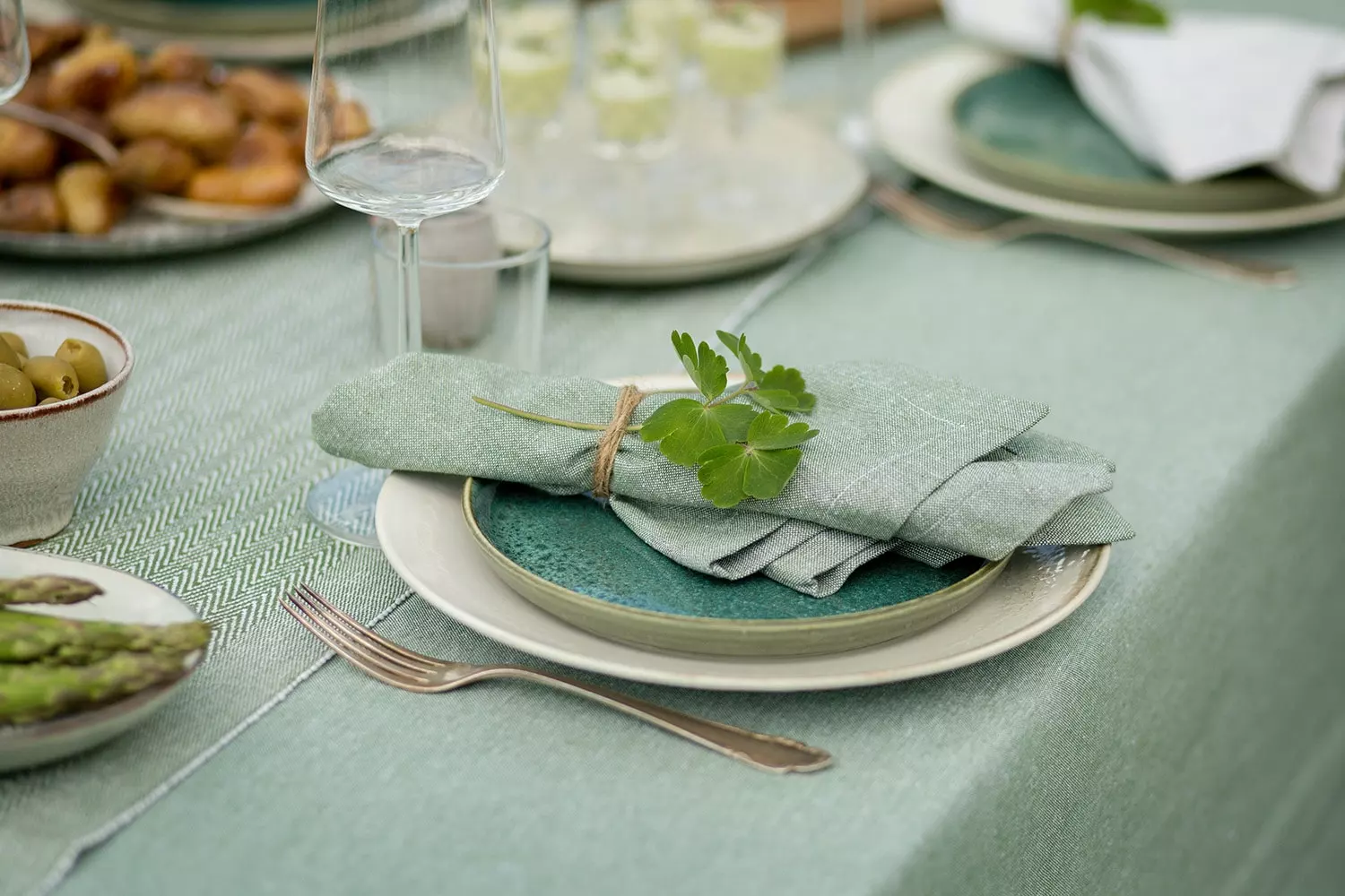 Recycled By Wille Hedvig Tischdecke Behandelt 140x310 Cm Chambray, Grün 4 Recycled By Wille Hedvig Tischdecke Behandelt 140x310 Cm Chambray, Grün – Bild 4