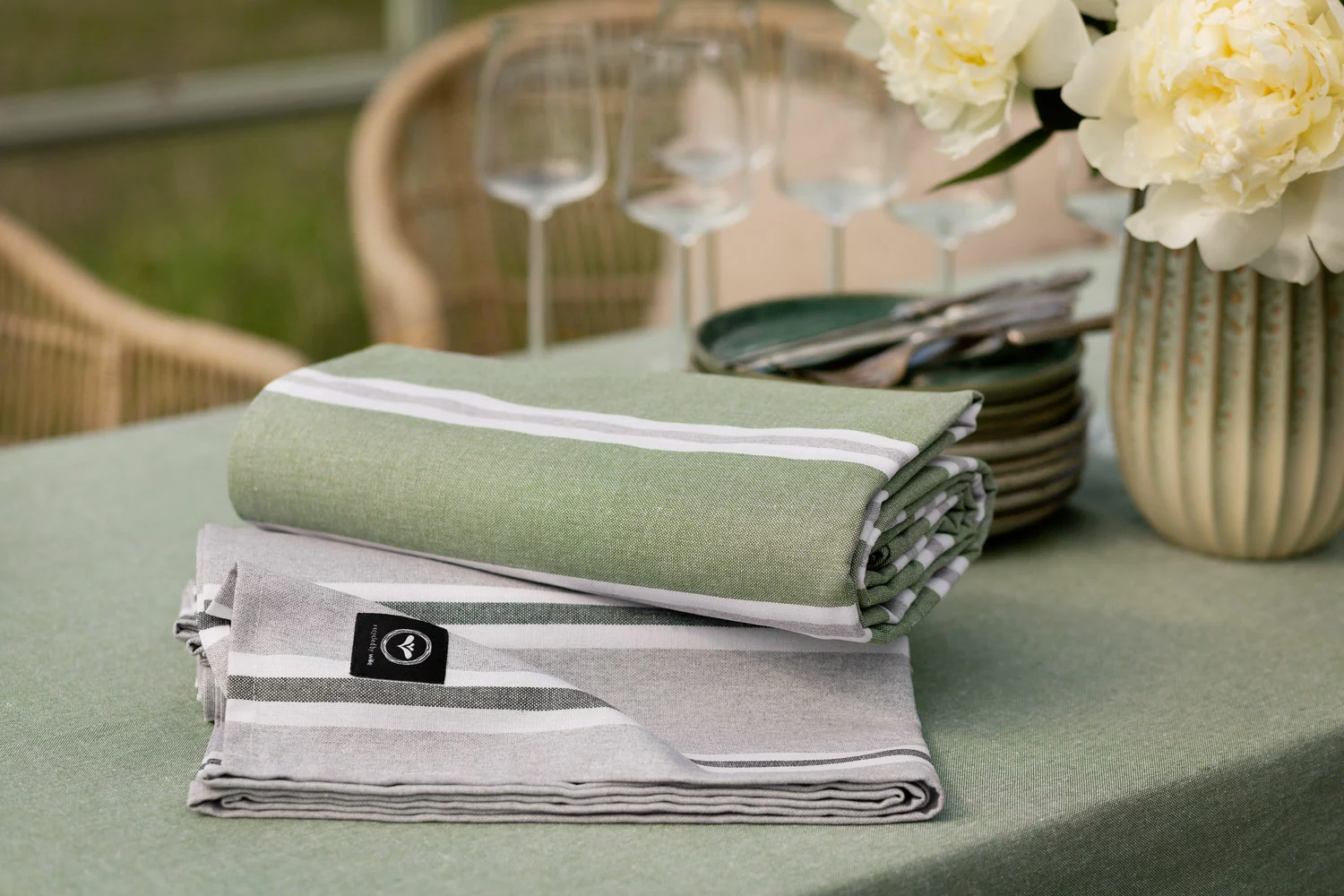 Recycled By Wille Svea Tischdecke Behandelt 90x90 Cm, Grau / Weiß / Dunkelgrau 2 Recycled By Wille Svea Tischdecke Behandelt 90x90 Cm, Grau / Weiß / Dunkelgrau – Bild 2