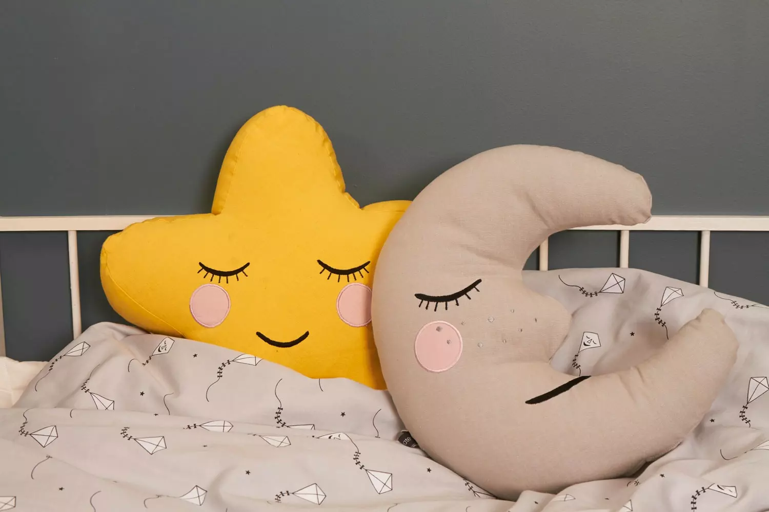 Roommate Mond Kissen 4 Roommate Mond Kissen – Bild 4